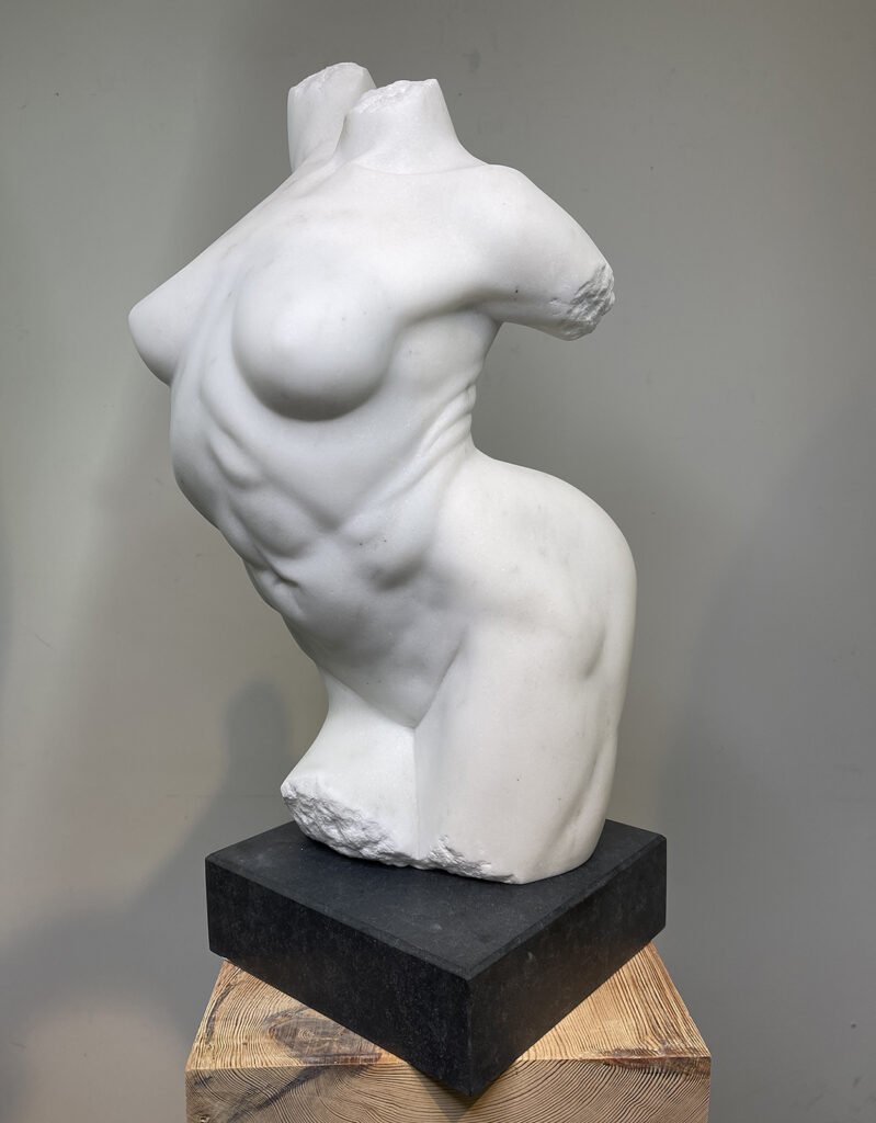 Cuori di Dorset, by Regiane Donadio, 2021, marble, graphite base